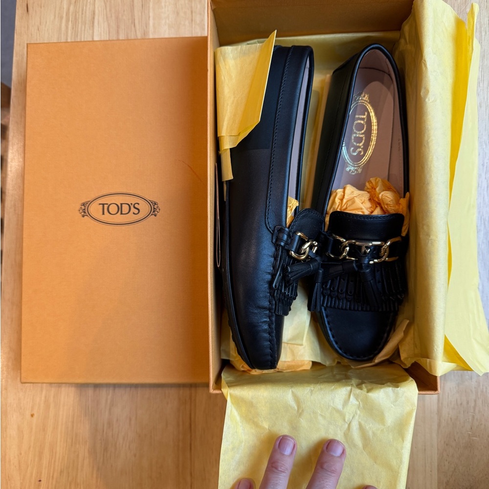Tod's Black Leather Loafers with Gold Chain